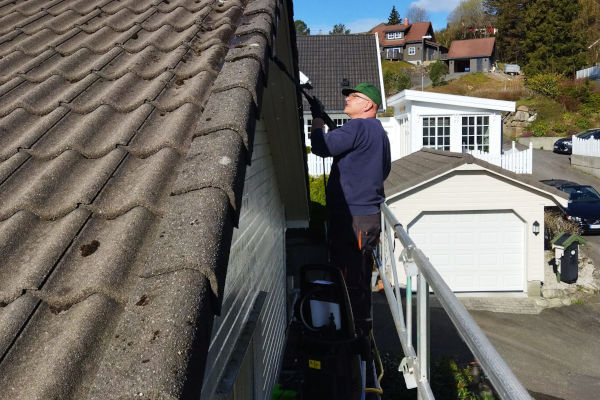 Fasadevask av hus i Egersund før utvendig maling