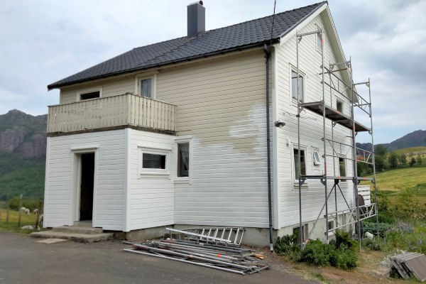 Hvit utvendig maling av trehus i Vikeså