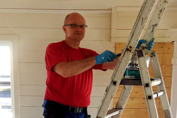 Maler i Vikeså maler vegger innendørs