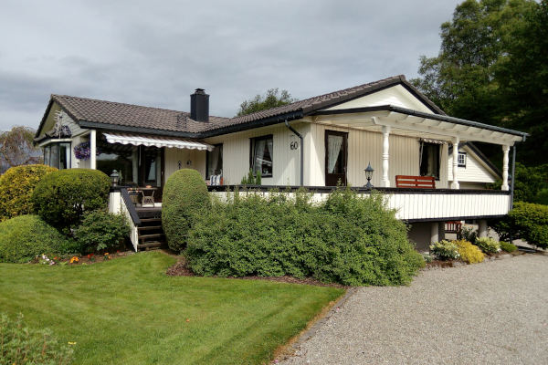 Maler i Vikeså under utvendig maling av enebolig