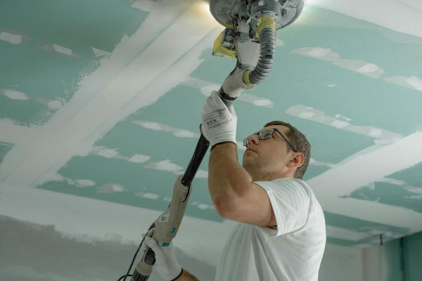 Sliping av gipsvegger i Egersund før maling